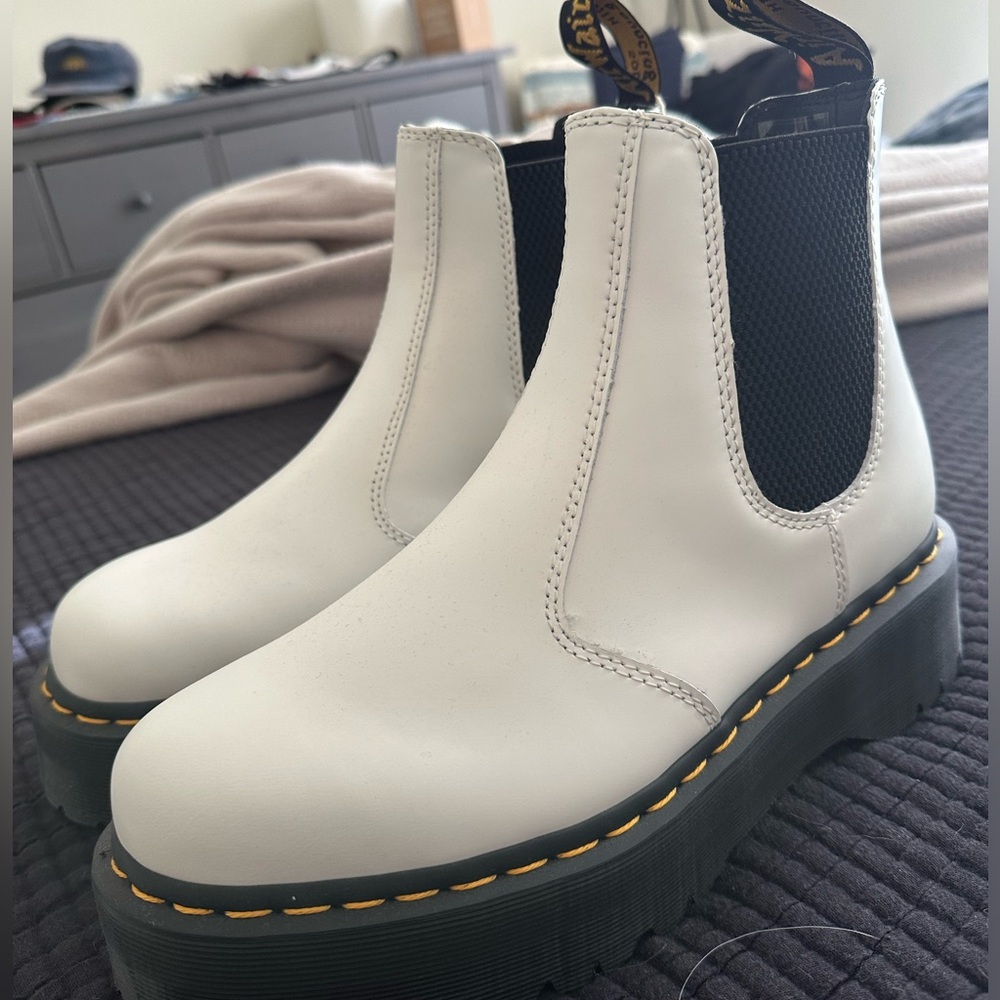 Dr. Martins 2976 Chelsea platform